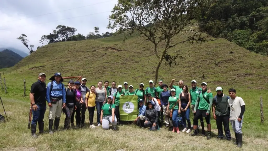 Audifarma y sus voluntarios transformando el paisaje en Pueblo Rico en ...